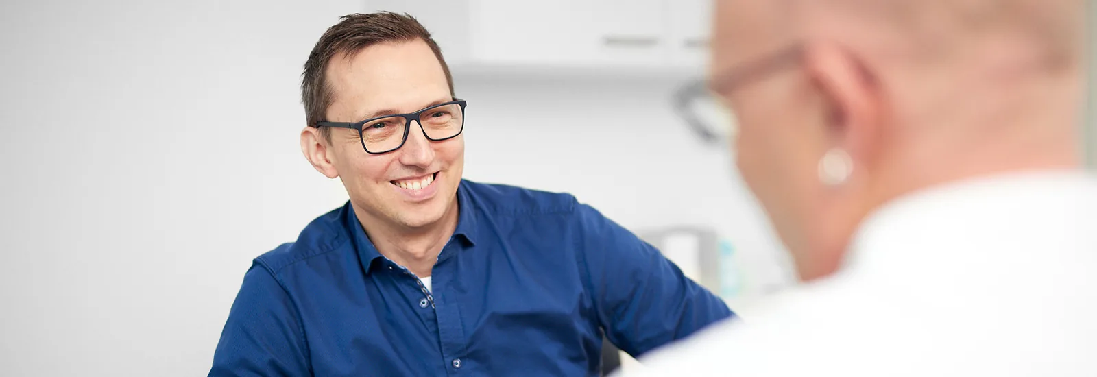 Jede Entscheidung gemeinsam – Dr. med. David Brauers im Patientengespräch