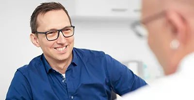 Dr. med. David Brauers im fachärztlichen Sprechstundengespräch